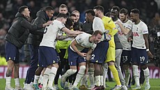 Fotbalisté Tottenhamu se radují z gólu Harryho Kanea. Anglický útoník vstelil...