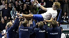 Finský tenista Emil Ruusuvuori slaví s týmem vítězství proti Argentině.