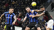 Obránce Milan kriniar z Interu Milán v hlavikovém souboji s Olivierem...