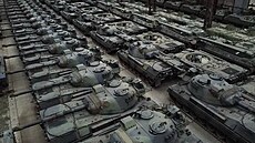 Ve skladech belgické spolenosti OIP Land Systems jsou uschovány desítky tank...