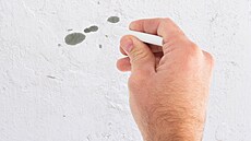 Odtsranit mastné skvrny na st�n� vám m��e pomoci i oby�ejná k�ída. 