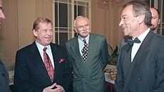 Zleva prezident Václav Havel, ministr hospodáství R Karel Dyba a fotbalový...