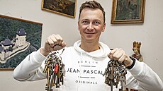 Kastelán Lukáš Kunst ve své kanceláři ukazuje svazky klíčů, kterými se odemyká...