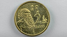 Dvoudolarová mince nahradila bankovku, je na ní zobrazen muský domorodý...