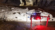 Dron v podzemním komplexu se chová zcela autonomn a nenarazí do pekáky