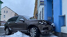 Osobní auto narazilo pi nehod do budovy policejní sluebny ve Smrovce.