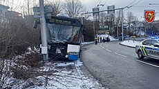 Řidič trolejbusu vyjel mimo vozovku a narazil do sloupu