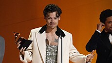 Zpěvák Harry Styles přebírá cenu Grammy