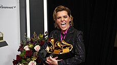 Zpěvačka Brandi Carlile s třemi soškami Grammy, mimo jiné za nejlepší rockový...
