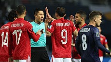 Čínský rozhodčí Ma Ning během utkání mistrovství světa klubů mezi egyptským Al...