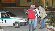 Na míst� vra�dy. Policie u místa, kde byl zast�elen Franti�ek Mrázek.