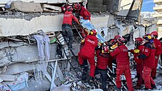 Záchranáři v tureckém Kahramanmaraşi vyprošťují přeživší silného zemětřesení....