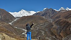 Mohutn dohlíí está nejvyí hora svta o Oju (Cho Oyu) na údolí pod sebou....