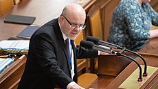 Ministr zdravotnictví Vlastimil Válek z TOP 09 při jednání Sněmovny