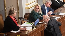 Ministr zdravotnictví Vlastimil Válek z TOP 09 se pi jednání Snmovny obrací...