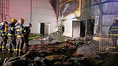 Požár v obchodním komplexu v Mariánských Lázních, který vzplál v noci 26....