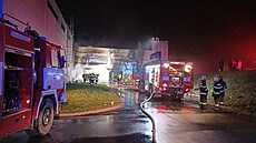 Požár v obchodním komplexu v Mariánských Lázních, který vzplál v noci 26....