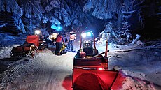 Záchraná�i Horské slu�by �R a n�meckého Bergwachtu p�i akci v Kru�ných horách...