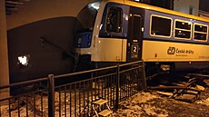 V Českém Těšíně vykolejil vlak, zastavil se až o budovu stanice.