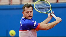 Adam Pavlásek b�hem tréninku na Davis Cup v Portugalsku.