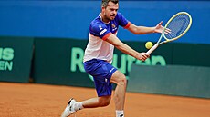 Adam Pavlásek bhem tréninku na Davis Cup v Portugalsku.