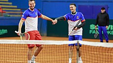 Adam Pavlásek (vlevo) a Vít Kopiva bhem tréninku na Davis Cup v Portugalsku.