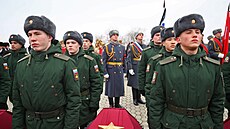 Rutí vojáci ve Volgogradu bhem slavnostního pohbu ostatk voják Rudé...