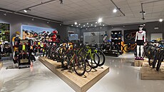Jednotlivá cyklistická kola jsou vystavena na pódiích z desek v dezénu...