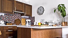 K oivení starí kuchyn pomáhají zrestaurované retro kousky a stylové doplky.