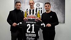 Maksym Talovjerov pózuje s dresem s �ílem 21, s ním� bude na ja�e nastupovat za...