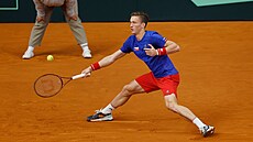 Český tenista Jiří Lehečka v duelu Davisova poháru s  Portugalcem Nunem...