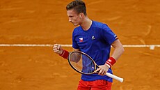 Český tenista Jiří Lehečka v duelu Davisova poháru s Portugalcem Nunem...