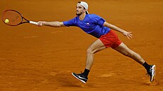 Český tenista Tomáš Macháč v duelu Davisova poháru s Portugalem Joaem Sousou.