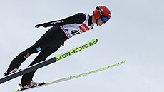 N�mecký sdru�ená� Julian Schmid ve skokanské �ásti závodu v Oberstdorfu.