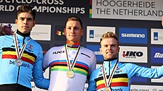 Tři nejlepší z závodu mužů na MS v cyklokrosu. Zleva druhý Belgičan Wout van...