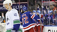 Filip Chytil (zády) z New York Rangers se raduje se spoluhrái z gólu v zápase...