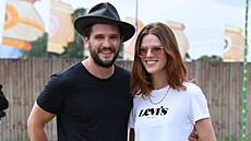 Kit Harington a jeho manelka Rose Leslie na hudebním festivalu Glastonbury...