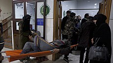Lidé zranní pi zemtesení jsou peváeni do nemocnice Al-Rahma ve mst...