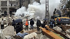 Trosky zemětřesením zničených budov v syrském městě Aleppo (6. února 2023)