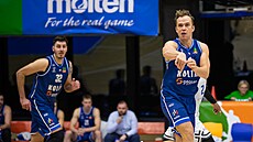 Kolínský rozehráva Ondej ika pihrává v zápase na praské Folimance.