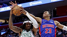 Jaden Ivey (23) z Detroit Pistons blokuje Roberta Williamse III. (44) z Boston...