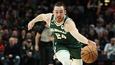 Pat Connaughton z Milwaukee Bucks se snaí zachytit mí.