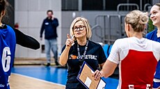 Hlavní trenérka Romana Ptá�ková a �eské basketbalistky b�hem p�ípravy.
