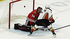 Petr Mrázek z Chicago Blackhawks inkasuje v zápase s Anaheim Ducks, pekonal ho...