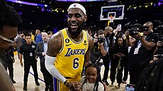 LeBron James z Los Angeles Lakers slaví s dcerou Zhuri posun do ela...