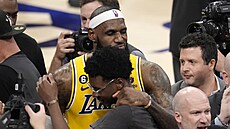 LeBron James z Los Angeles Lakers slaví se synem Brycem posun do ela...