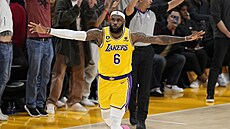 LeBron James z Los Angeles Lakers slaví posun do ela historického poadí...