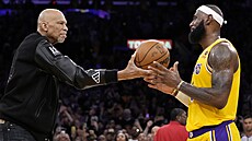 Kareem Abdul-Jabbar (vlevo) gratuluje svému pokoiteli. LeBron James z Los...