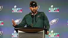 Nick Sirianni, hlavní trenér Philadelphia Eagles, odpovídá novinálm.