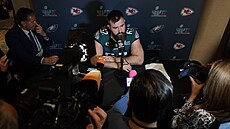 Jason Kelce z Philadelphia Eagles hovo�í s noviná�i p�ed Super Bowlem. (12....